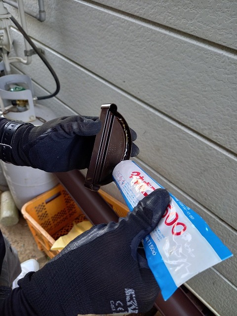 雨樋部材を速乾ボンドで接着